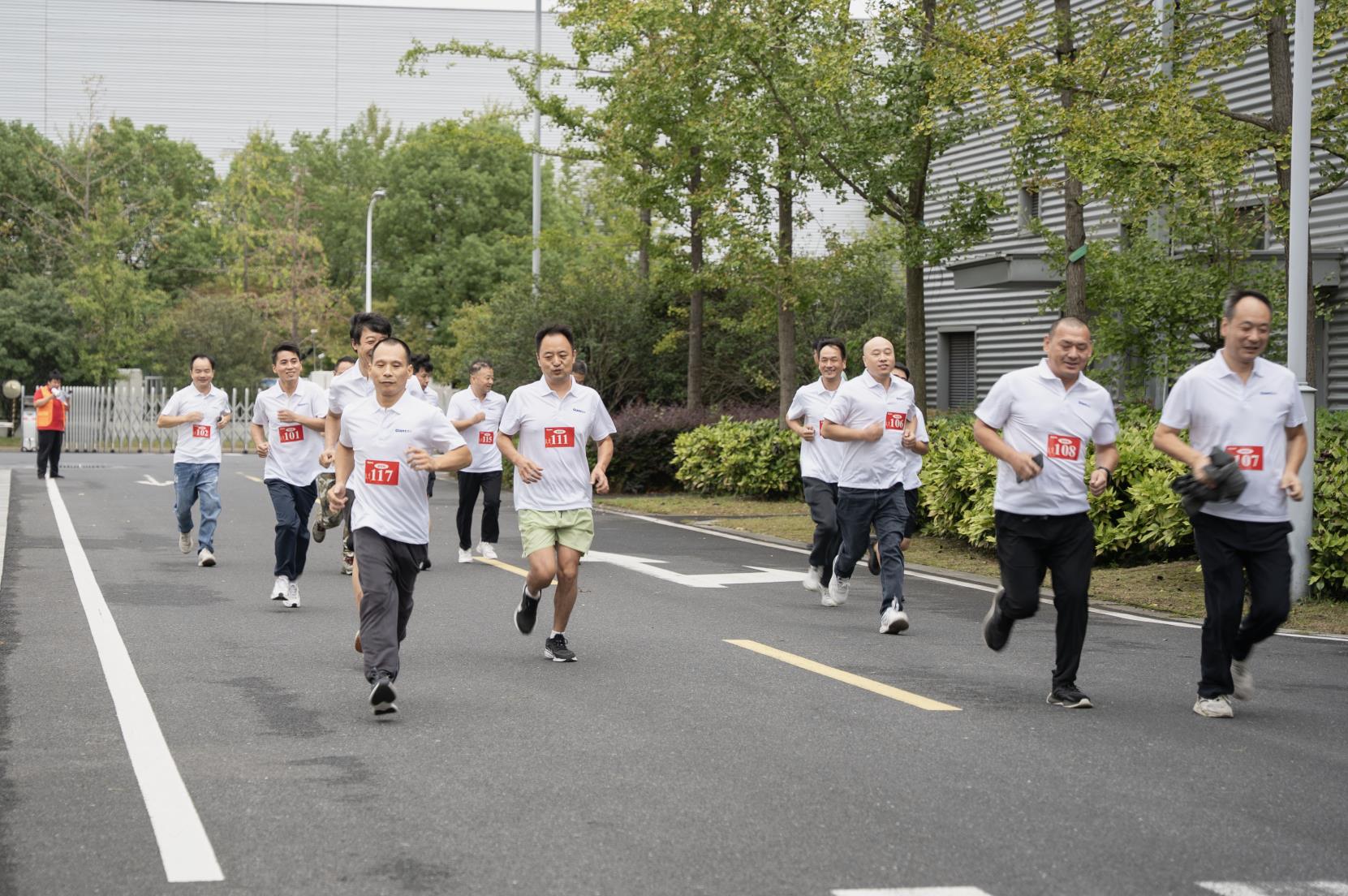 塔下再聚首 攀登勢正雄——巨龍電梯試驗塔第六屆登高跑開賽 塔下再聚首 攀登勢正雄——巨龍電梯試驗塔第六屆登高跑開賽