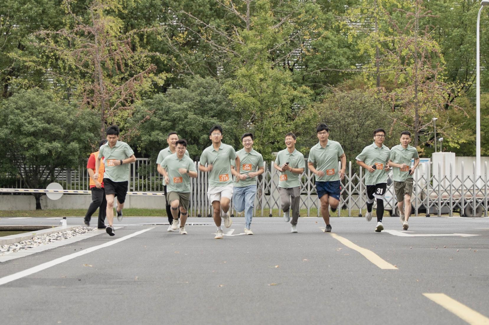 塔下再聚首 攀登勢正雄——巨龍電梯試驗塔第六屆登高跑開賽 塔下再聚首 攀登勢正雄——巨龍電梯試驗塔第六屆登高跑開賽