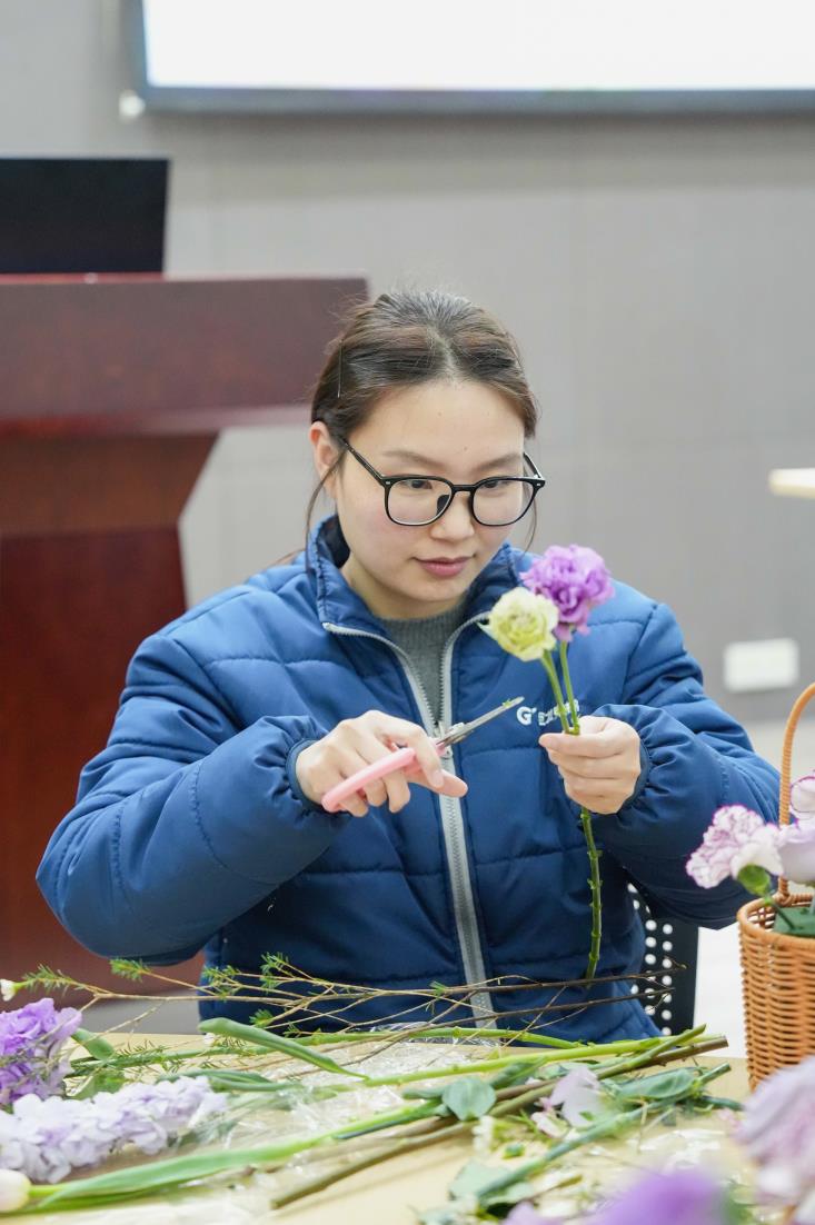 花香潤心田 巾幗綻芳華——巨人集團婦女節活動