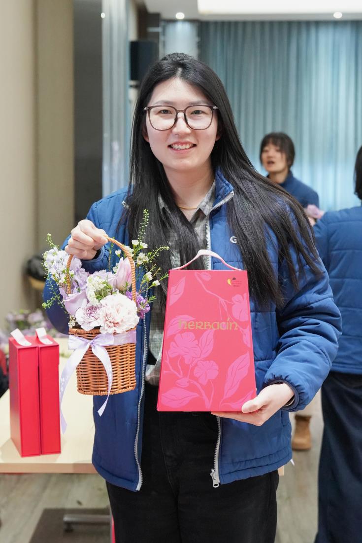 花香潤心田 巾幗綻芳華——巨人集團婦女節活動